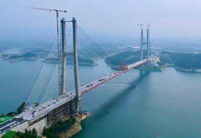 手拉倒鏈確保丹江口水庫特大橋?qū)Я汉撩准?jí)高精度連接